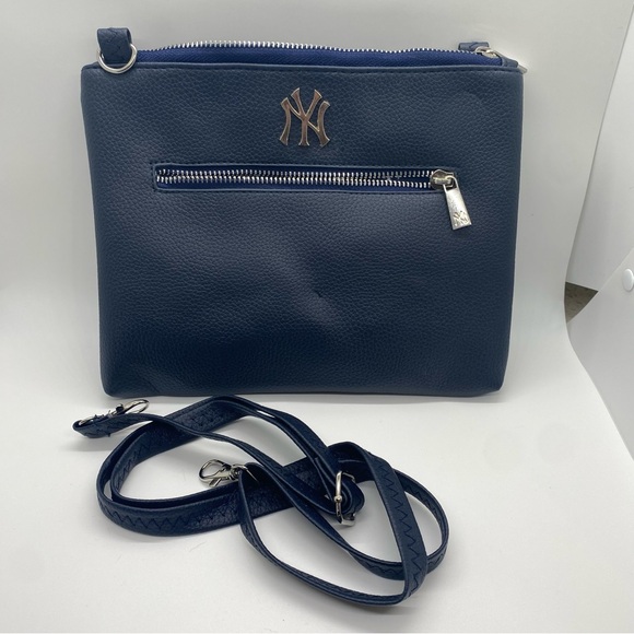 New York Yankees purse from New York Yankee franchise with detachable strap. - Picture 1 of 10